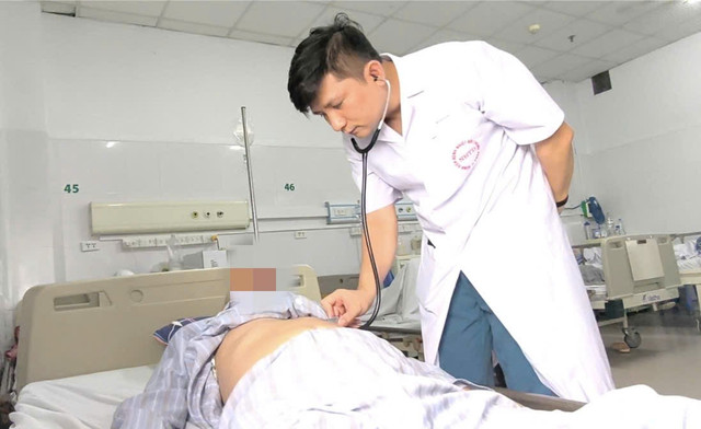 Thăm khám cho bệnh nhân - Ảnh BVCC z6908789386929-550cee547759b495d50ba0a9b1a9d4cd.jpg