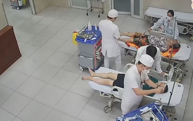 Người bệnh khi được đưa vào cấp cứu - Ảnh BVCC nga-cau-thang.jpg