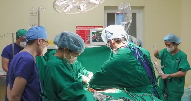Ca mổ cấp cứu cho bệnh nhân - Ảnh BVCC nga-cau-thang-1.jpg