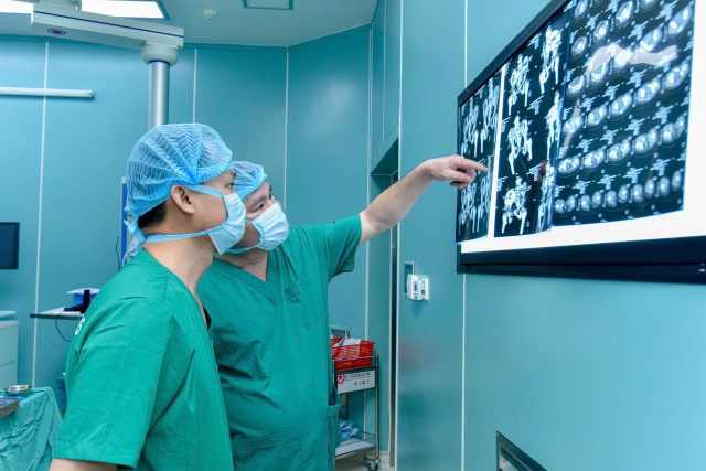 Hội chẩn trên phim trước phẫu thuật về tình trạng gãy xương chậu phức tạp - Ảnh BVCC gay-xuong-chau.jpg