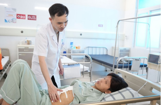 Bác sĩ CKI Trần Tuấn Anh – phẫu thuật viên Khoa Ung bướu 1, Bệnh viện Bãi Cháy thăm khám cho bệnh nhân sau phẫu thuật - Ảnh BVCC u-gan-vo-3.jpg