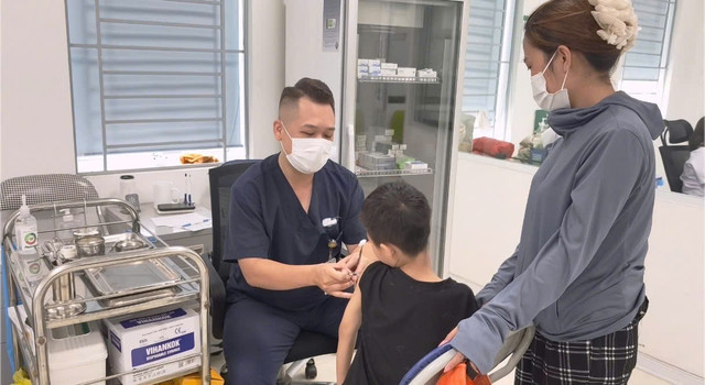 Bác sĩ tiêm phòng dại cho trẻ bị chó cắn - Ảnh BVCC cho-can.jpg