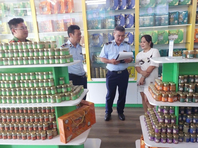 Lực lượng chức năng tỉnh Phú Thọ kiểm tra đột xuất tại Công ty TNHH Yến sào Tuấn Dương & TKT và địa điểm kinh doanh tại huyện Thanh Sơn, TP Việt Trì. Ảnh: QLTT Phú Thọ yen-gia.jpg