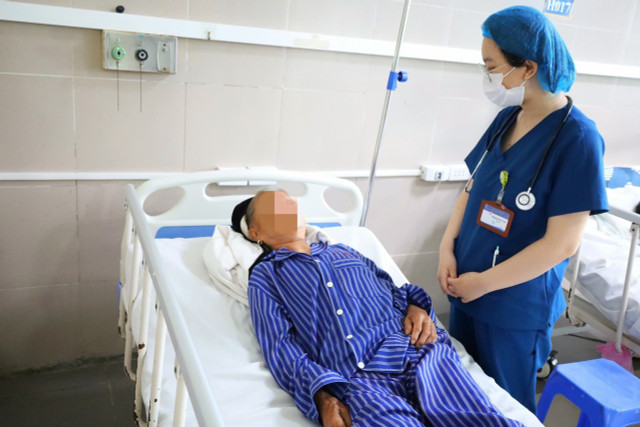 Bác sĩ khoa Hồi sức tích cực - Chống độc thăm khám cho bệnh nhân - Ảnh BVCC 4-nguoi-nam-1.jpg