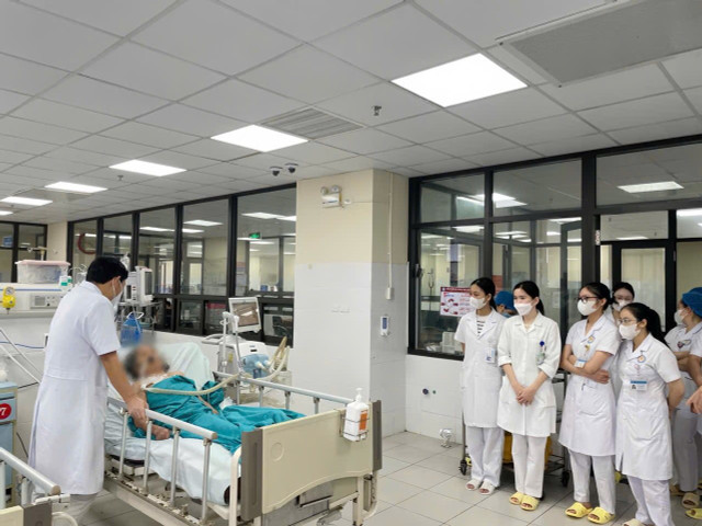 Thăm khám cho bệnh nhân - Ảnh BSCC ong-dot-3.jpg