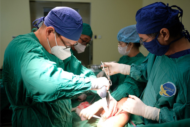 Ca phẫu thuật trật khớp háng bẩm sinh cho trẻ - Ảnh BVCC trat-khop-hang.jpg