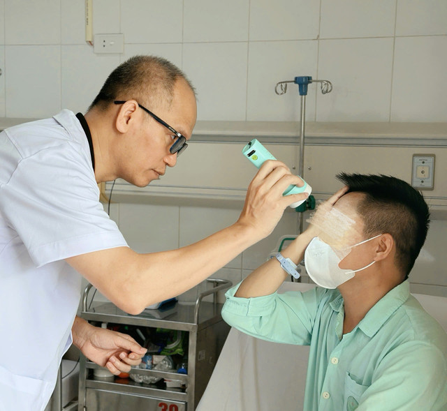 Theo PGS.TS Nguyễn Hồng Hà – Trưởng khoa Phẫu thuật Hàm mặt, Tạo hình và Thẩm mỹ khám lại cho người bệnh - Ảnh BVCC tai-bien-tham-my.jpg