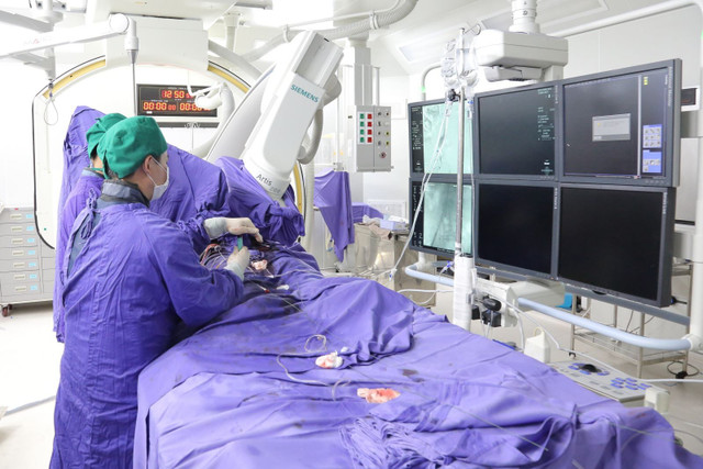 Kíp can thiệp Bệnh viện Đa khoa tỉnh Quảng Ninh thực hiện đặt stent graft cho bệnh nhân T. - Ảnh BVCC can-thiep-1.jpg