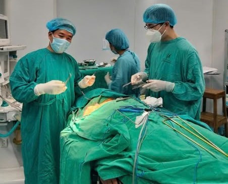 Phẫu thuật lấy dị vật cho bệnh nhân - Ảnh BVCC xien-vit-nuong.jpg