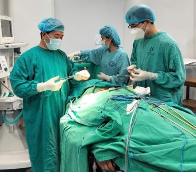 Ca phẫu thuật cho bệnh nhân - Ảnh BVCC xien-vit-nuong-1.jpg
