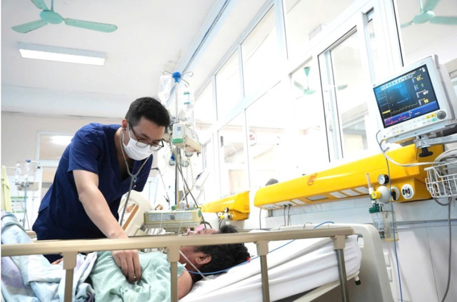 Bs Vũ Đình Tưởng, khoa Hồi sức tích cực và chống độc, Bệnh viện Bãi Cháy khám cho bệnh nhân - Ảnh BVCC loet-gut-2.jpg