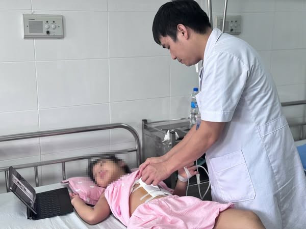 Bác sĩ thăm khám cho bệnh nhân sau phẫu thuật - Ảnh BVCC tran-mau-bung.jpg
