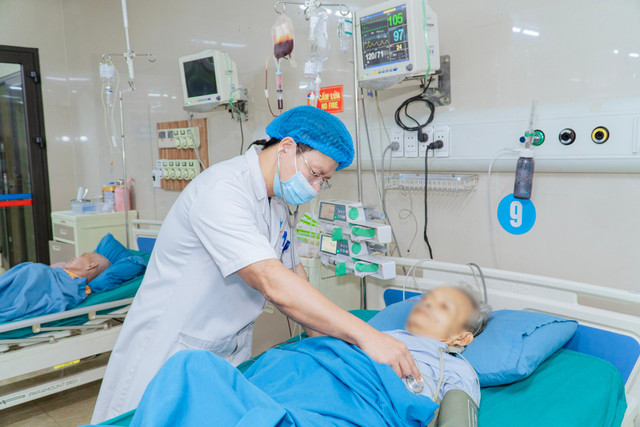 Thăm khám cho bệnh nhân sau can thiệp - Ảnh BVCC nut-mach-gan-2.jpg