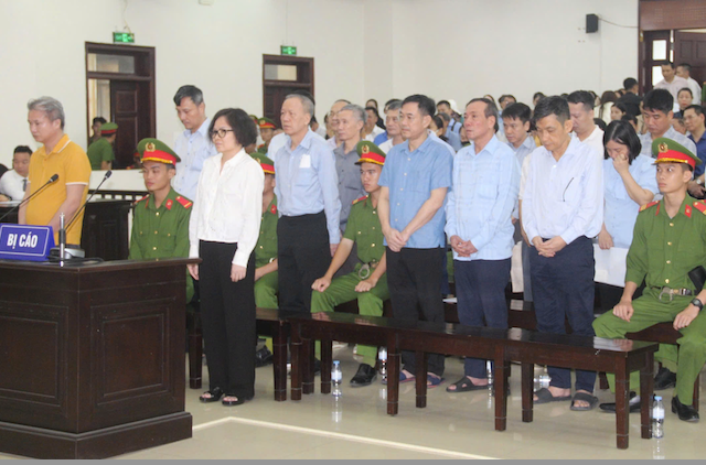 Các bị cáo tại tòa. Ảnh: MH quyet-screenshot-at-jun-17-16-09-58-94538.png