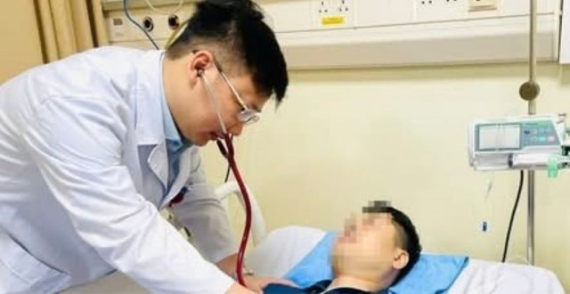 Bs. Tô Hoàng Dương thăm khám cho người bệnh - Ảnh BVCC 7759349238039370344-1639.jpg