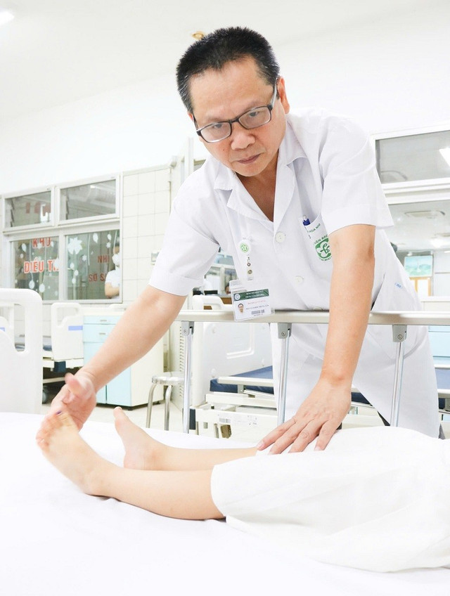 Chữa trị cho bệnh nhi tại Bệnh viện Bạch Mai -Ảnh BVCC yeu-to-vang.jpg