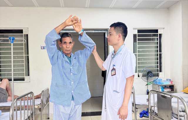 Kiểm tra vận động cho bệnh nhân sau can thiệp đột quỵ - Ảnh BVCC dot-quy.jpg
