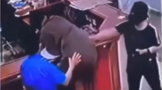 Người đàn ông hành hung nhân viên y tế - Ảnh cắt từ video bệnh viện Người đàn ông hành hung nhân viên y tế - Ảnh cắt từ video bệnh viện