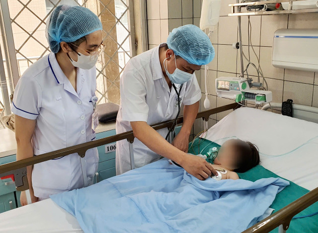 BSCKII Phạm Công Khắc, Trung tâm Nhi khoa thăm khám cho bệnh nhi - Ảnh BVCC duoi-nuoc1.jpg