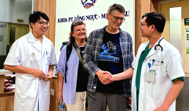 Niềm hạnh phúc của vợ chồng bệnh nhân khi được ra viện - Ảnh BVCC long-nguc.jpg