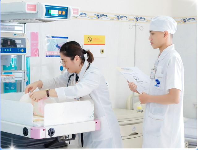 Chăm sóc trẻ tại đơn nguyên sơ sinh - Ảnh BVCC sinh-non-1.jpg
