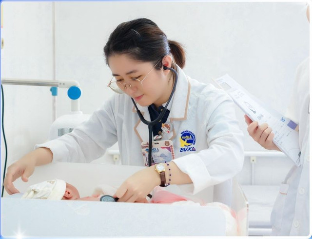 Bác sĩ thăm khám cho trẻ sinh non - Ảnh BVCC sinh-non-2.jpg
