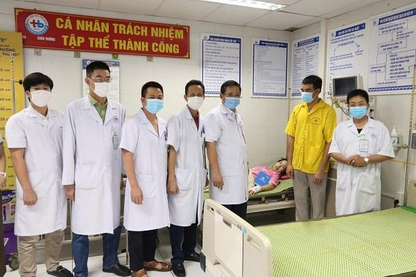 Ban giám đốc bệnh viện và các bác sĩ khoa Chấn thương chỉnh hình - Bỏng động viên tặng quà chúc mừng cho gia đình bệnh nhi - Ảnh BVCC gian-nao-that.jpg