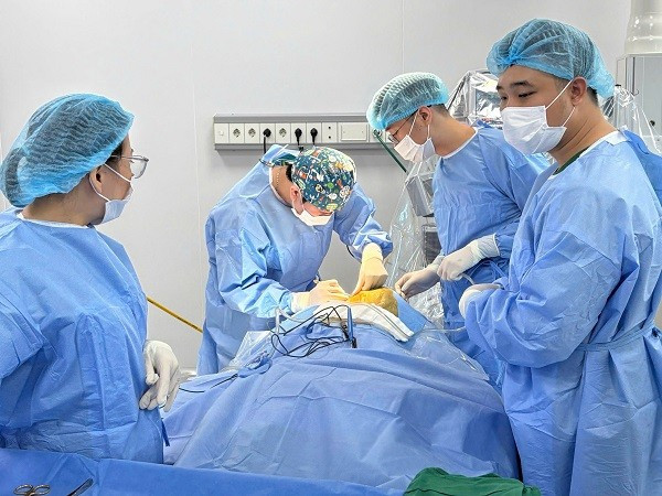 Ê kíp các y, bác sĩ, điều dưỡng đang thực hiện phẫu thuật cho bệnh nhi - Ảnh BVCC gian-nao-that-2.jpg