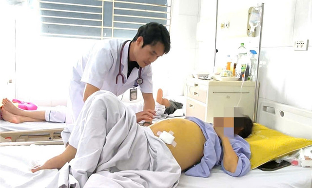 Bác sĩ thăm khám cho bệnh nhân - Ảnh BVCC viem-gan-b5.jpg