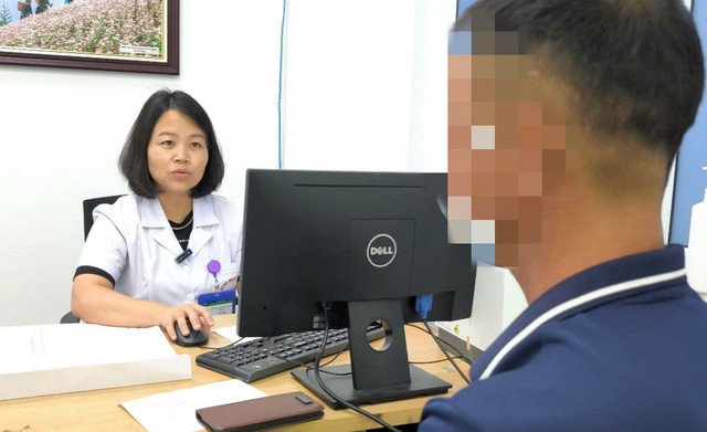 Bác sĩ thăm khám, tư vấn cho bệnh nhân - Ảnh BVCC viem-gan-b1.jpg