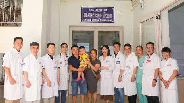 Bé 2 tuổi được xuất viện - Ảnh BVCC duoi-nuoc-hue.jpg