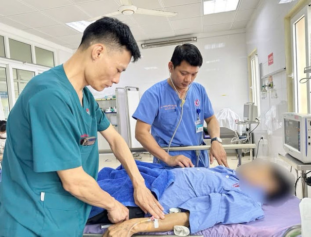 Người đàn ông bị sốc phản vệ do tự mua thuốc điều trị - Ảnh BVCC soc-phan-ve.jpg