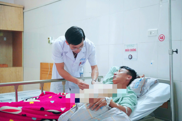 BSCKII. Hoàng Văn Quyết khám lại cho bệnh nhân sau 5 ngày điều trị - Ảnh BVCC ken-phoi-4.jpg