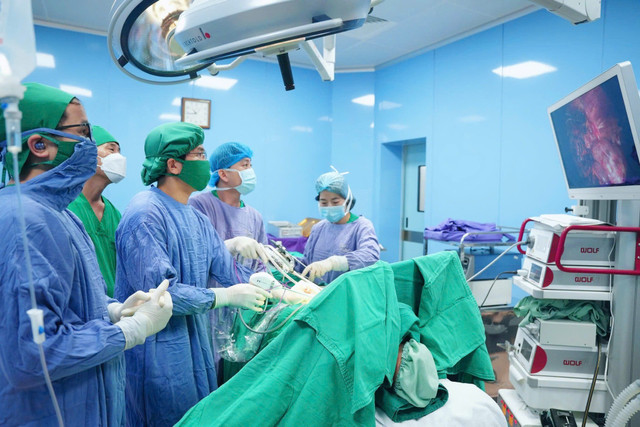 BSCKII Hoàng Văn Quyết cùng ê-kíp đang tiến hành phẫu thuật cho bệnh nhân - Ảnh BVCC ken-phoi-1.jpg