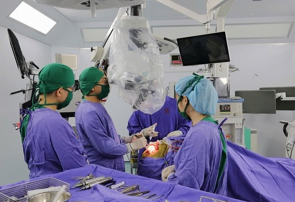 Kíp phẫu thuật bóc tách khối u não đang chảy máu dưới sự hỗ trợ của kính vi phẫu hiện đại - Ảnh BVCC u-nao-lon-chay-mau.jpg