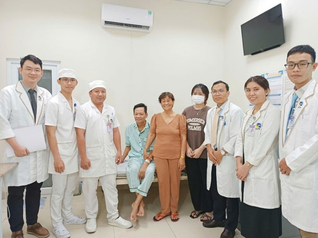 Hình ảnh ekip bác sĩ khoa Can thiệp tim mạch cùng gia đình bệnh nhân nhồi máu cơ tim ngày xuất viện - Ảnh BVCC e-kip-bac-si-khoa-can-thiep-tim-mach-cung-gia-dinh-benh-nhan-ngay-xuat-vien-768x576.jpg