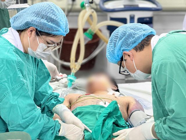 Chàng trai trẻ bị thủy đậu biến chứng nguy kịch - Ảnh BVCC thuy-dau-trai.jpg