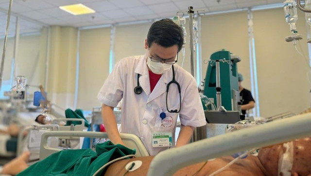 Chăm sóc cho bệnh nhân bị thủy đậu biến chứng - Ảnh BVCC thuy-dau-trai-7.jpg