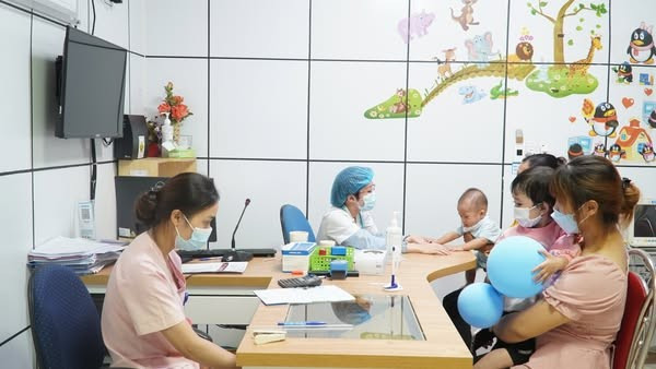 Thăm khám cho trẻ nhỏ nhiễm virus Adeno - Ảnh BVCC virus-a.jpg