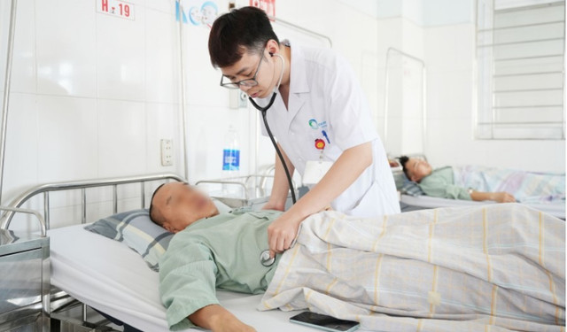 2 bệnh nhân bị rối loạn điện giải, suy thận cấp do mất nước được điều trị tại Khoa Thận Lọc máu, Bệnh viện Bãi Cháy - Ảnh BVCC roi-loa-dien-giai.jpg