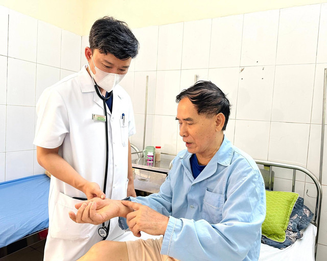 TS.BS. Lê Thế Anh, Trưởng khoa Tim mạch thăm khám cho bệnh nhân trước khi xuất viện - Ảnh BVCC nhoi-mau-1.jpg