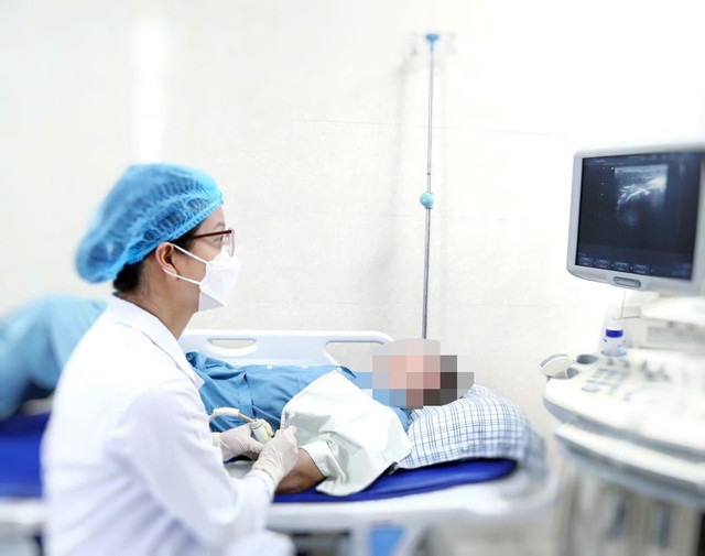 BSCKI Vũ Thị Minh Thanh đang thực hiện tiêm điều trị co cứng cơ dưới hướng dẫn siêu âm tại Khoa Phục hồi chức năng Thần kinh – Đột quỵ co-cung-co-2.jpg