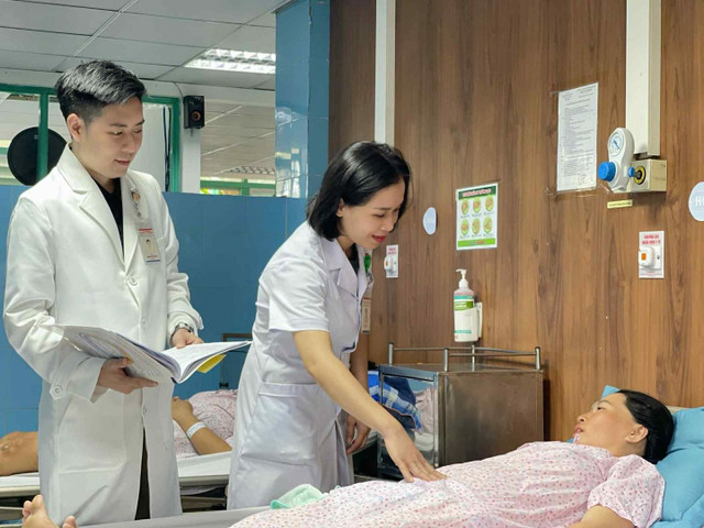 Thăm khám cho sản phụ sau khi được cứu sống - Ảnh BVCC bang-huyet.jpg