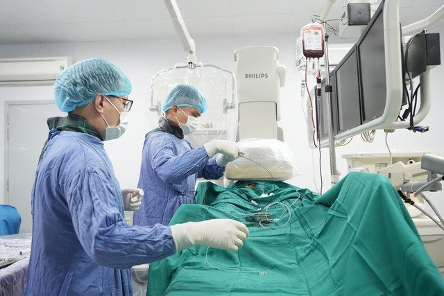Ê -kíp can thiệp của BSCKI Lê Tiến Hưng, Phó Trưởng Khoa Chẩn đoán hình ảnh và điện quang can thiệp thực hiện nút mạch cấp cứu u gan vỡ - Ảnh BVCC viem-gan-2.jpg
