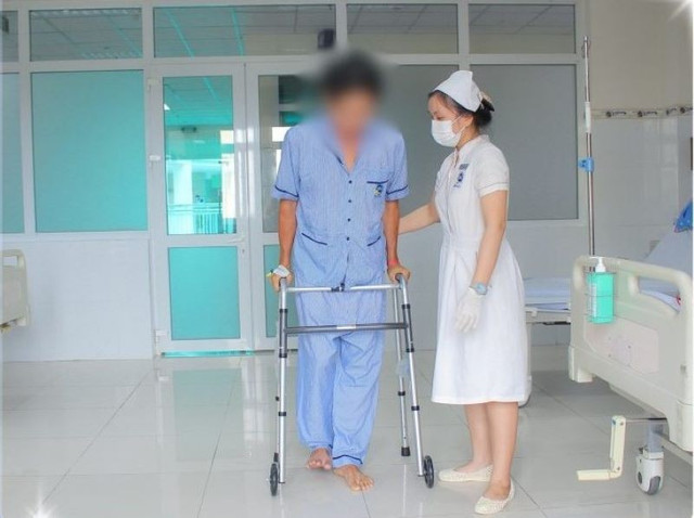 Hình ảnh bệnh nhân tập luyện đi lại. nga-mai-nha-1.jpg