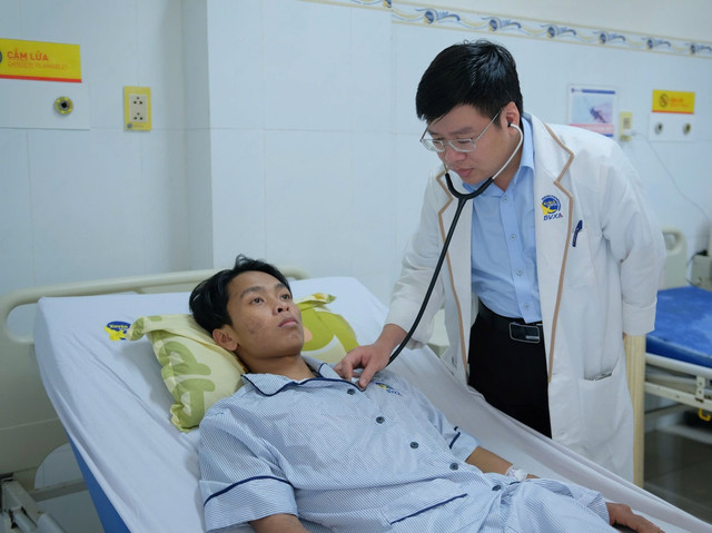 Thăm khám cho bệnh nhân sốc sốt xuất huyết nguy kịch - Ảnh BVCC soc-sot-xuat-huyet.jpg
