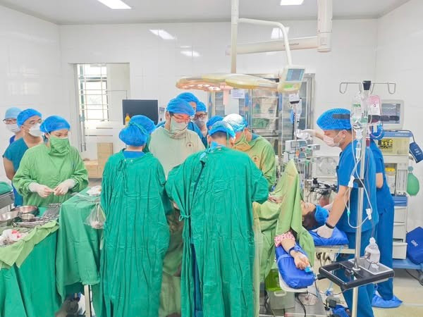 Ca phẫu thuật cho sản phụ - Ảnh BVCC rau-cai-rang-luoc.jpg
