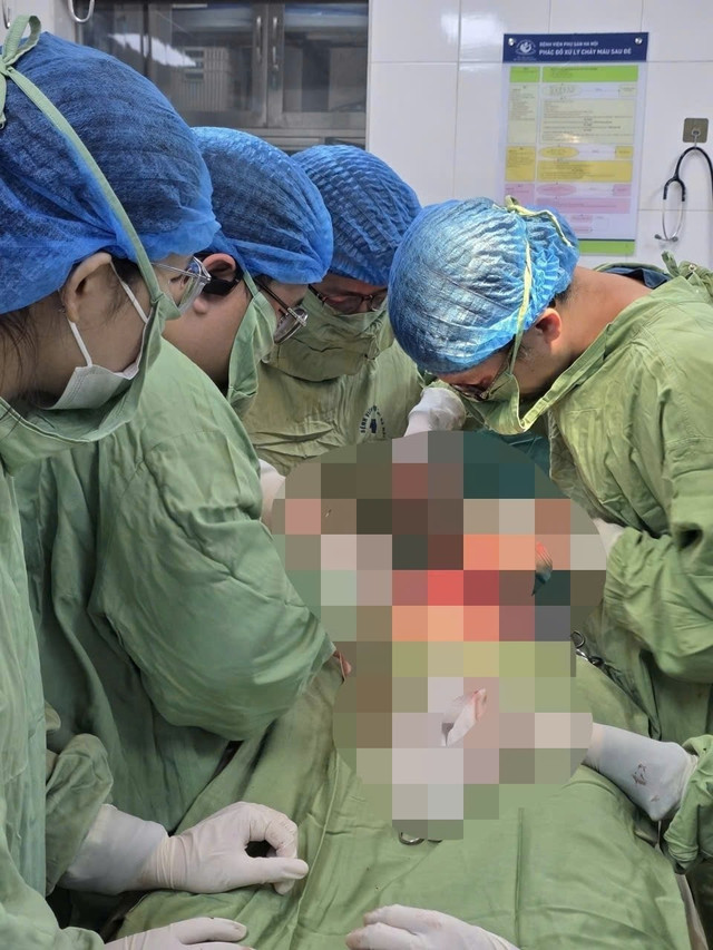 Ê - kíp phẫu thuật cho bệnh nhân - Ảnh BVCC thuoc-hn.jpg