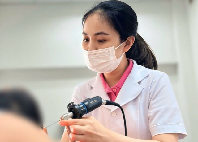 Nội soi gắp dị vật dây chun cho trẻ - Ảnh BVCC day-buoc-toc1.jpg
