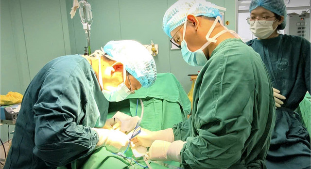 Ca phẫu thuật lấy cho bệnh nhân - Ảnh BVCC u-tuyen-2.jpg